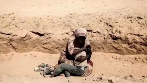 أم سودانية تحتضن طفلها قبل إعدامها