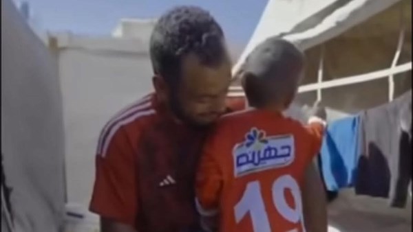 طفل فلسطيني يرتدي تيشرت افشه