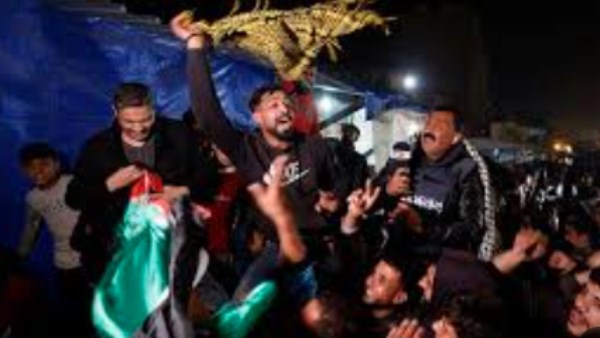 احتفالات بين النازحين في مدينة غزة