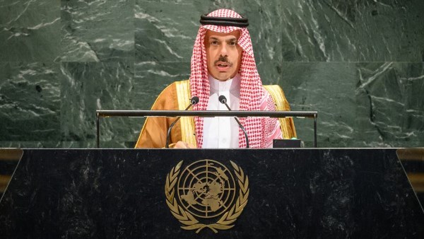 وزير الخارجية السعودي يصل إلى باريس للمشاركة في الاجتماع بشأن خطة ترامب
