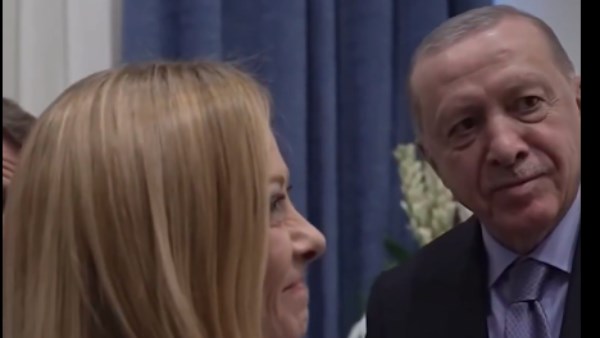 أردوغان ينصح رئيسة وزراء إيطاليا: لا تقتلي نفسك.. شاهد