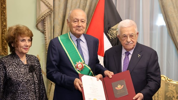 عباس يكرم أبو الغيط