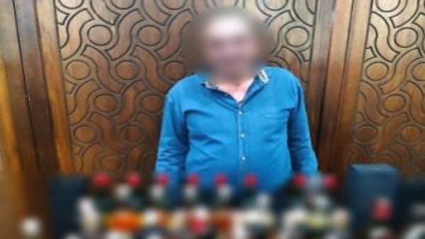 القبض على شخص يبيع مشروبات كحولية مغشوشة بالإسكندرية القبض على شخص يبيع مشروبات كحولية مغشوشة بالإسكندرية