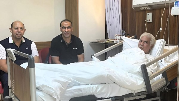 سيد عبد الحفيظ في زيارة للكابتن حسن شحاتة للإطمئنان على صحته