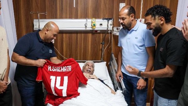 الأهلي يهدي حسن شحاته "تي شيرت برقمه الشهير 14..شاهد