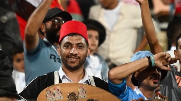 بالطربوش..الجماهير المصرية في مدرجات ستاد القاهرة قبل مواجهة غينيا بيساو..شاهد