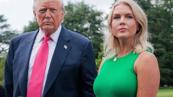  كارولين ليفيت والرئيس ترامب 