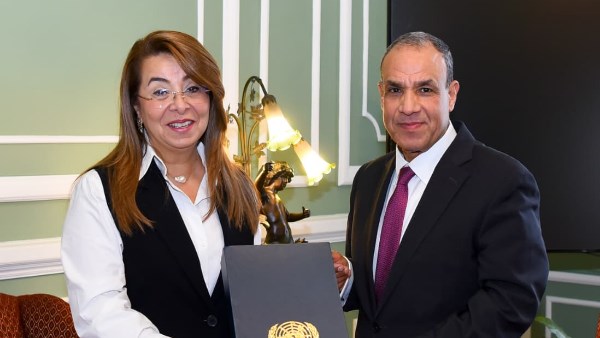 وزير الخارجية  والدتورة غادة والي 