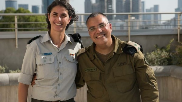 أفيخاي  أدرعي و إيلا وايا 