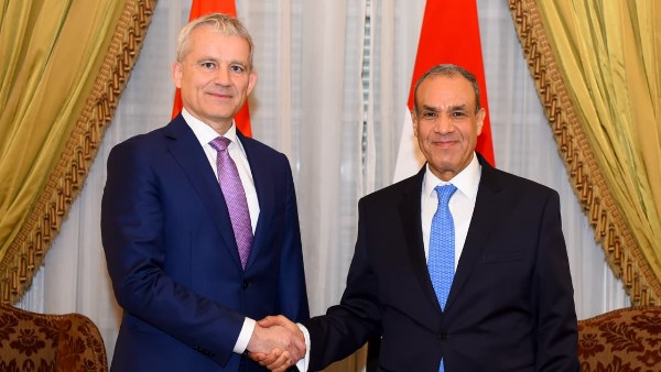 وزير الخارجية يعقد مشاورات مع وزير العدل والشرطة السويسري