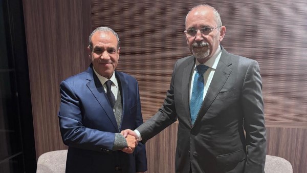 وزير الخارجية يلتقي نظيره الأردني في برشلونة