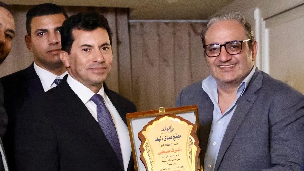 طه جبريل و زير الشباب والرياضة 