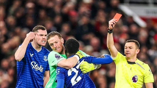 110 كروت حمراء.. إيفرتون يتساوي مع آرسنال في عدد جالات الطرد بالبريميرليج 110 كروت حمراء.. إيفرتون يتساوي مع آرسنال في عدد جالات الطرد بالبريميرليج