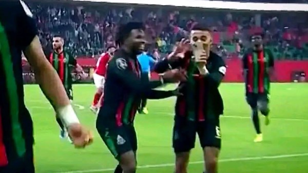 لاعب الجيش الملكي يلتقط سيلفي