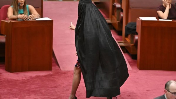 عضوة بارزة في اليمين المتطرف تواجه الغضب بعد ارتداء البرقع في البرلمان الأسترالي