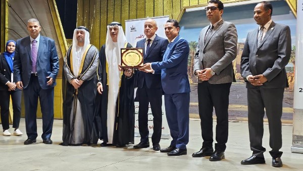 بدران يتسلم درع التكريم