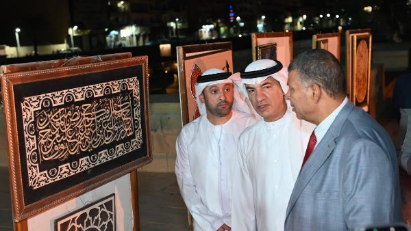 العويس والقباحي والقصير يطالعون اللوحات