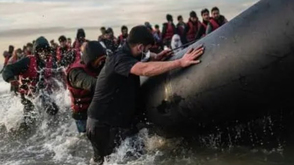 عبور المهاجرين للمانش