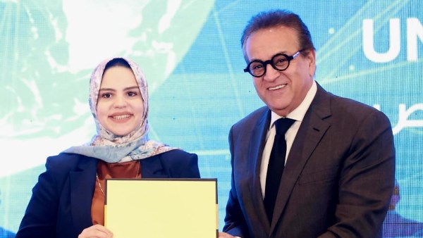 تكريم الوزير للفريق الطبي 