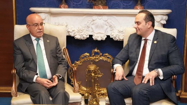 رئيس هيئة الرعاية الصحية يلتقي وزير صحة العراق 