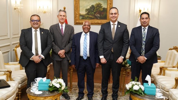 رئيس هيئة الرعاية الصحية يلتقي وزير صحة جنوب أفريقيا 