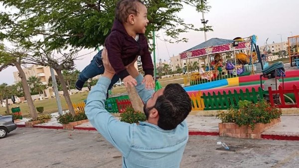 مهندس الإسكندرية مع طفله