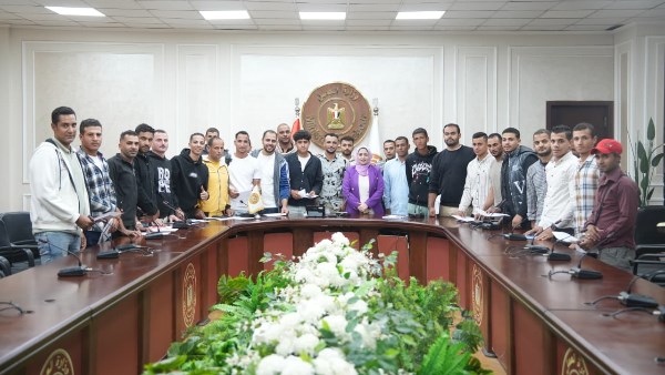 جانب من تسليم عقود العمل