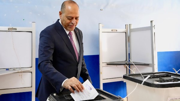 وزير العمل خلال الإدلاء بصوته