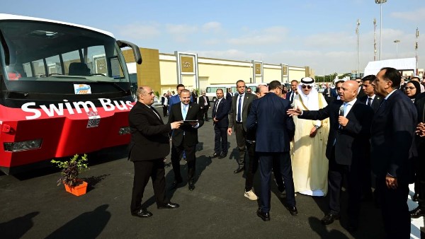 مدبولي يتفقد أول أتوبيس برمائي في مصر