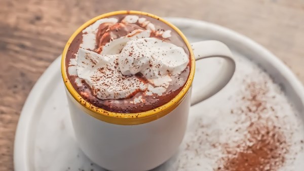 خطوة بخطوة .. طريقة عمل الهوت شوكليت زي المحلات خطوة بخطوة .. طريقة عمل الهوت شوكليت زي المحلات