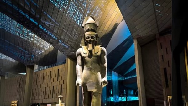 تمثال رمسيس داخل المتحف المصري الكبير