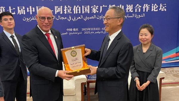 تقديم درع قطاع الإعلام والاتصال، للسيد دونغ شين