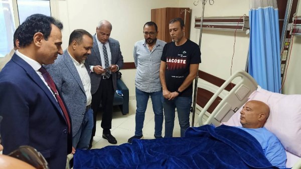 العاملين بالكهرباء أثناء زيارة زميلهم 