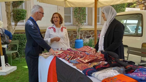 جانب من الأعمال والحرف اليدوية 