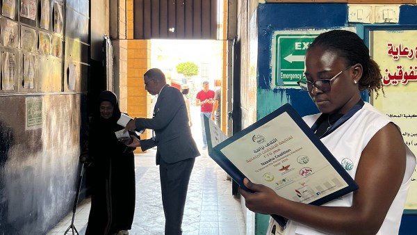 عضو فريق نزاهة تدون ملاحظاتها