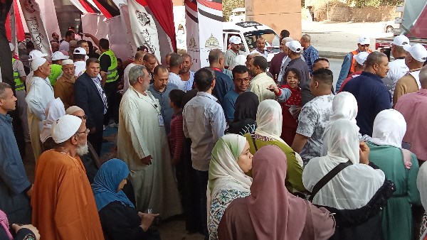 حشود أمام اللجان الانتخابية 