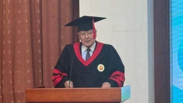 منح أحمد أبو الغيط شهادة الدكتوراه الفخرية 