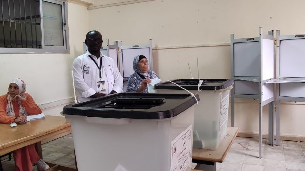 ممثلو نزاهة خلال رصد ومتابعة عملية التصويت