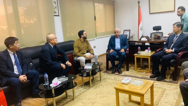 وفد  اتحاد نقابات عمال بلدية بكين مع عبد المنعم الجمل