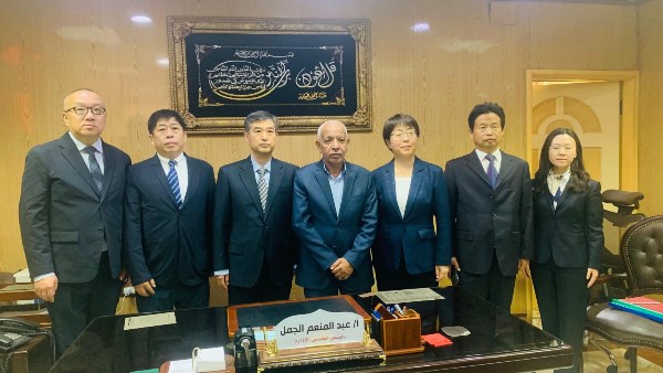 عبد المنعم الجمل يستقبل وفد عمال بلدية بكين 