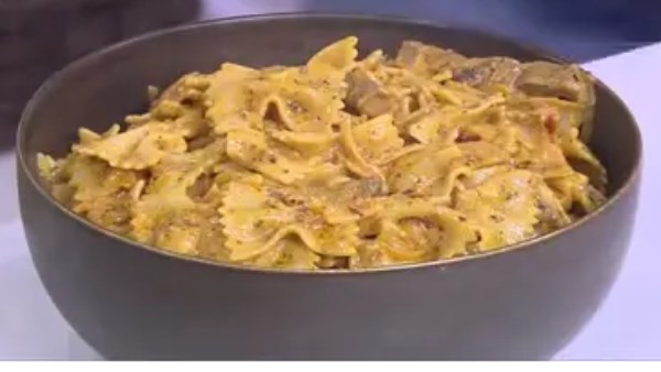 مكرونة بالبصل واللحم