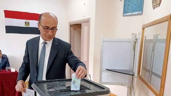 رئيس جامعة دمنهور يُدلي بصوته 