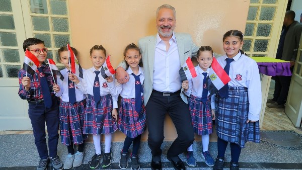 الإعلامي تامر أمين يزور مدرسته بالدقي