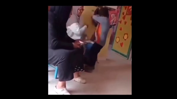 معلمة تصفع طفلا على وجهه