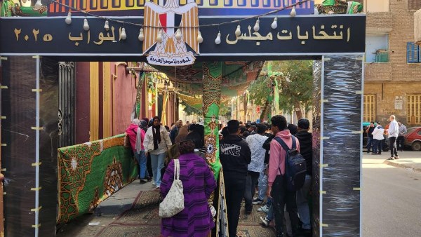 إقبال كثيف من الشباب 