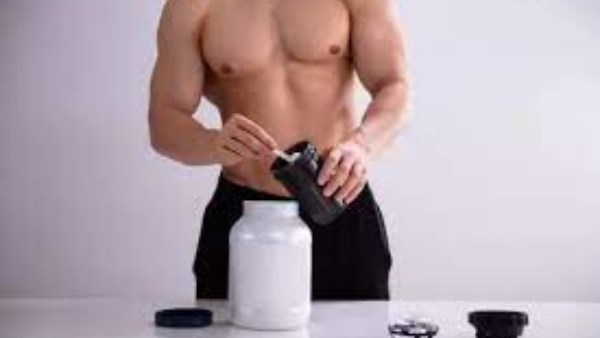 الملح الخفي في بودرة البروتين.. خطر صامت يهدد المراهقين 