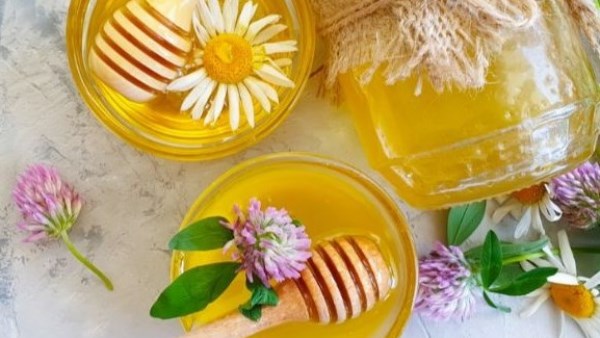 الحقيقة المدهشة وراء العسل بالليمون على الريق 