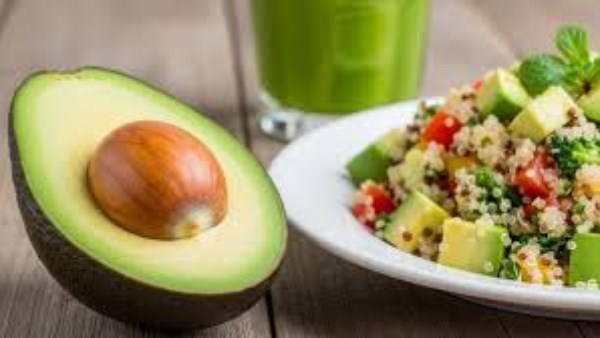 الأفوكادو.. الفاكهة الدهنية اللي بتغير شكل بشرتك وجسمك 