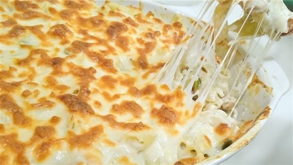 طريقة عمل المكرونة بالجبنة والفلفل الألوان..أكلة سهلة وسريعة تعشقها الأسرة 