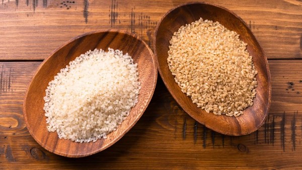 فوائد وأضرار الأرز الأبيض والبني.. وأيهما أفضل للصحة والرشاقة؟ 